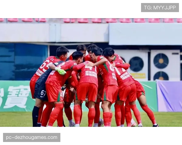 【2026年4月中超联赛·赛中·花絮镜头：山东泰山小球迷长途跋涉赴上海，看台高举偶像横幅